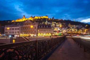 13.04.2018 Tiflis, Gürcistan - Tiflis, parlak gece görünümü 