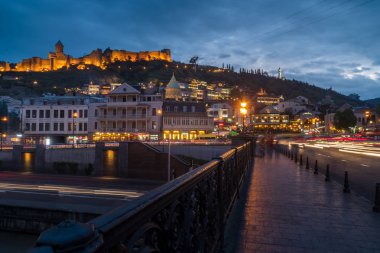 13.04.2018 Tiflis, Gürcistan - Tiflis, parlak gece görünümü 