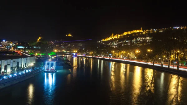 Wgląd nocy Tbilisi, jasnych świateł twierdzy Narikala — Zdjęcie stockowe