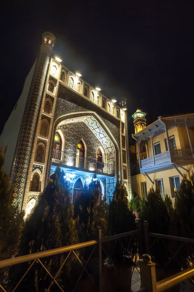 Buitenkant van de openbare bad in Tbilisi in de nacht een mooi voorbeeld van is — Stockfoto