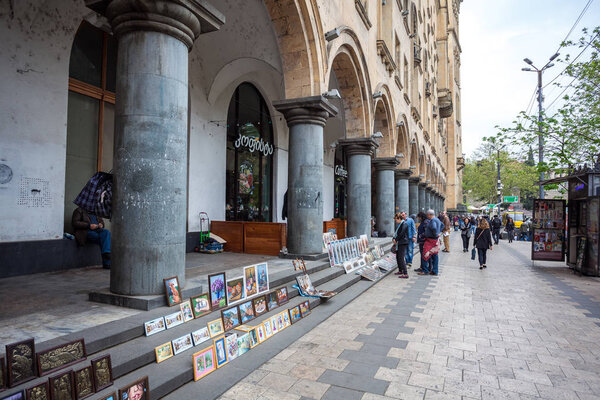 13.04.2018 Тбилиси, Грузия - люди, продающие сувениры и пикту
