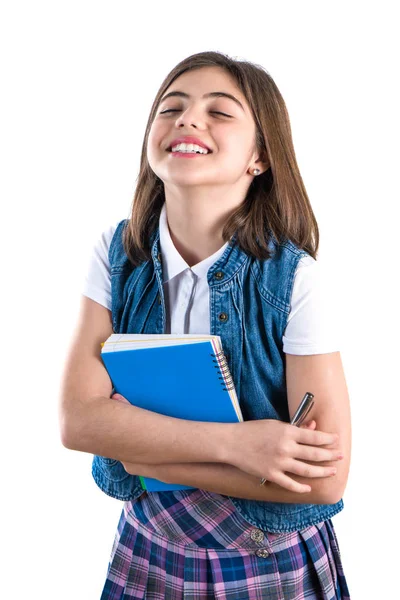 Vacker flicka i skoluniform med en anteckningsbok i hennes hand på — Stockfoto