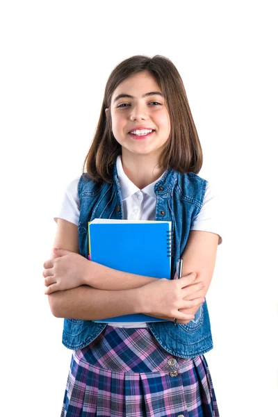 Menina bonita em uniforme escolar com um caderno na mão em — Fotografia de Stock