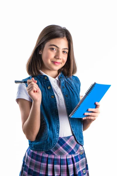 Belle fille en uniforme scolaire avec un cahier à la main sur — Photo