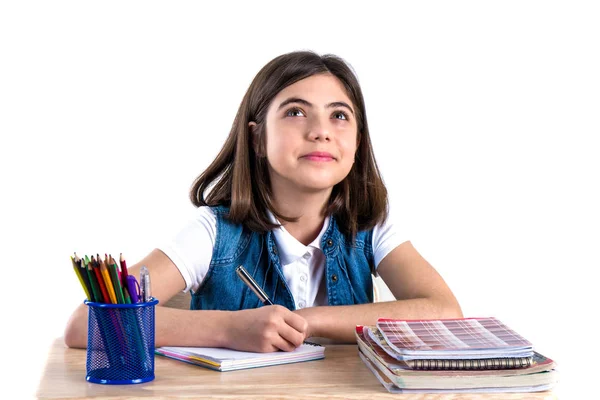 Dziewczyna piękna student siedzi przy biurku i pisze list. — Zdjęcie stockowe