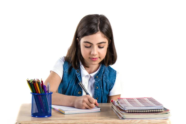 Eine schöne Studentin sitzt am Schreibtisch und schreibt den Brief. — Stockfoto