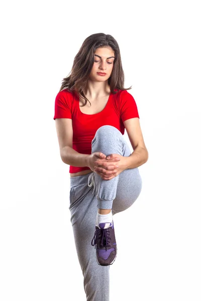 Hermosa morena adolescente en camisa roja está haciendo ejercicio, ba blanca —  Fotos de Stock