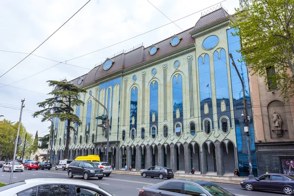 Tiflis, Georgia 13.04.2018 - hermoso edificio en el Rustavel — Foto de Stock