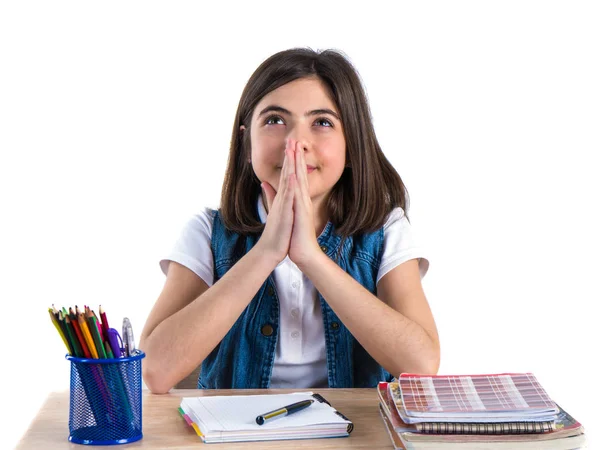Eine schöne Schülerin sitzt am Schreibtisch und denkt nach. weißer Bac — Stockfoto