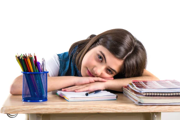 Eine schöne Schülerin sitzt am Schreibtisch und denkt nach. weißer Bac — Stockfoto