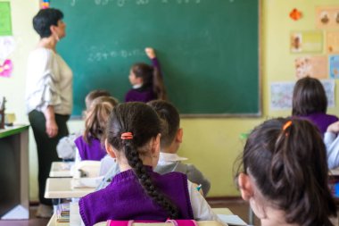 Okul çocukları sınıfta aktif olarak katılıyor. Ders