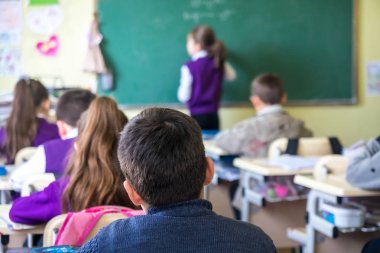 Okul çocukları sınıfta aktif olarak katılıyor. Ders