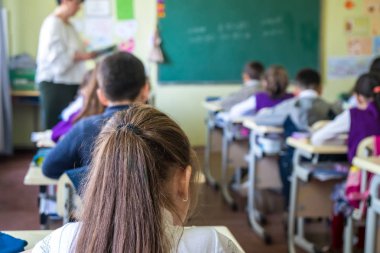Okul çocukları sınıfta aktif olarak katılıyor. Ders