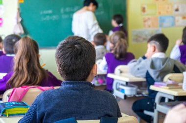 Okul çocukları sınıfta aktif olarak katılıyor. Ders