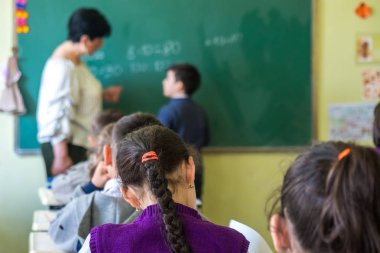 Okul çocukları sınıfta aktif olarak katılıyor. Ders