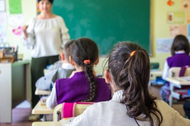 Okul çocukları sınıfta aktif olarak katılıyor. Ders