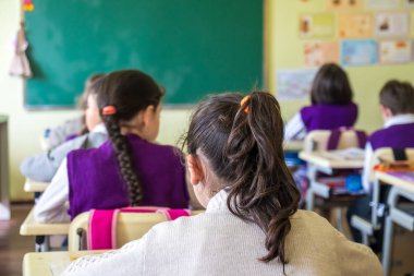 Okul çocukları sınıfta aktif olarak katılıyor. Ders