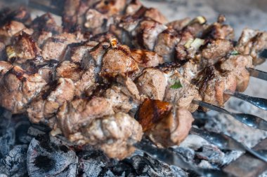 Gürcü mtsvadi (kebab) hazırlama. Sigara kebab