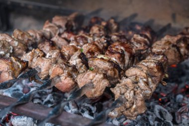 Gürcü mtsvadi (kebab) hazırlama. Sigara kebab