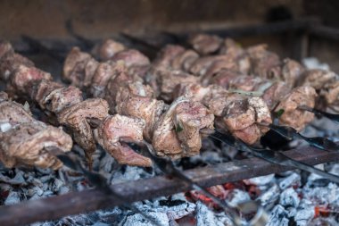 Gürcü mtsvadi (kebab) hazırlama. Sigara kebab