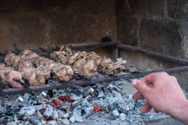 Gürcü mtsvadi (kebab) hazırlama. Sigara kebab
