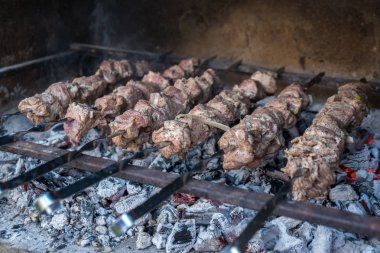 Gürcü mtsvadi (kebab) hazırlama. Sigara kebab