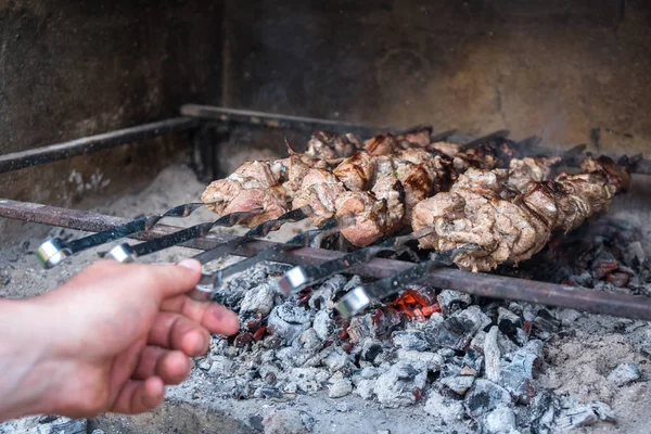 Georgian mtsvadi (Shashlik) preparation. Smoking shashlik on the — Stock Photo, Image