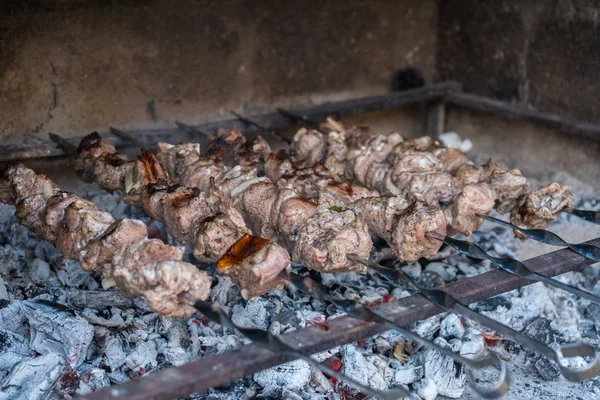 Georgian mtsvadi (Shashlik) preparation. Smoking shashlik on the — Stock Photo, Image