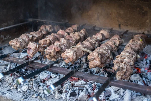 Georgian mtsvadi (Shashlik) preparation. Smoking shashlik on the — Stock Photo, Image