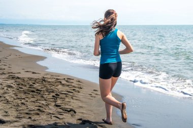 Güzel kumlu plaj hea kaçan güzel sportif kız