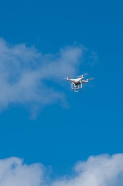 parlak mavi gökyüzü, radyo kontrol helicop içinde asılı beyaz casus uçak