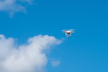 parlak mavi gökyüzü, radyo kontrol helicop içinde asılı beyaz casus uçak