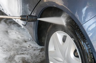 Oto yıkama portre. Araba yüksek basınçlı su ile yıkama