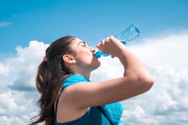 Güzel kız koşucusudur sahip kırmak, içme suyu c karşı