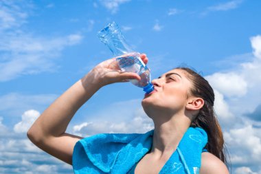 Güzel kız koşucusudur sahip kırmak, içme suyu c karşı