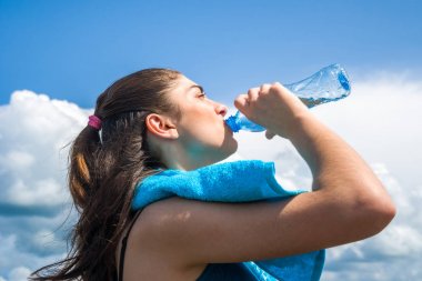 Güzel kız koşucusudur sahip kırmak, içme suyu c karşı