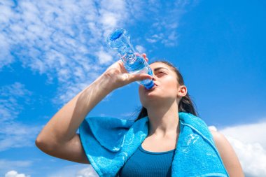 Güzel kız koşucusudur sahip kırmak, içme suyu c karşı
