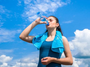 Güzel kız koşucusudur sahip kırmak, içme suyu c karşı