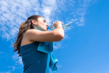 Güzel kız koşucusudur sahip kırmak, içme suyu c karşı