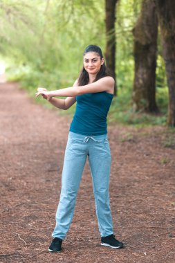 Güzel spor kız parkta fitness konusunda devreye sıcak-u