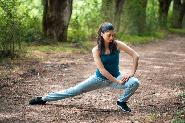 Hermosa chica deportiva en el parque se dedica a la aptitud, warm-u —  Fotos de Stock