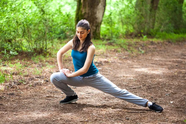 Hermosa chica deportiva en el parque se dedica a la aptitud, warm-u —  Fotos de Stock