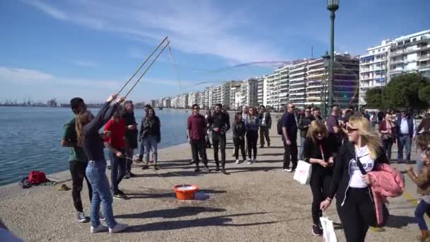 2018 Tesalónica Grecia Frente Mar Tesalónica Con Gente Caminando Avenida — Vídeos de Stock