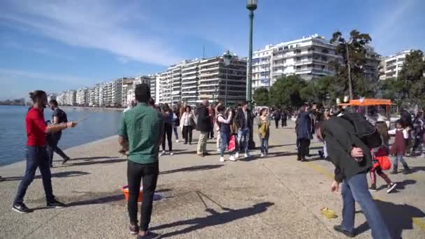 2018 テッサロニキ ギリシャ 散歩する人々 Nikis Avenue シャボン玉とテッサロニキの海辺 — ストック動画