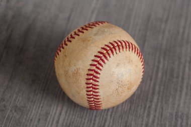 ahşap masa, spor üzerinde yıpranmış beyzbol