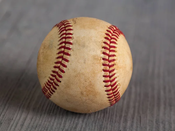 Opotřebované baseball na dřevěný stůl, sport — Stock fotografie