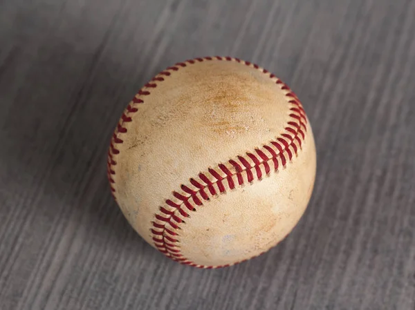 Versleten Honkbal op houten tafel, sport — Stockfoto