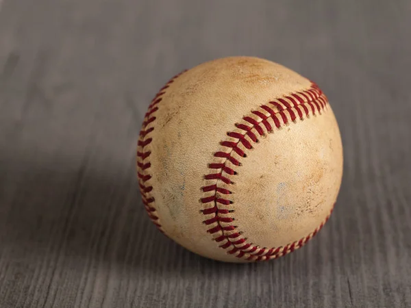 Versleten Honkbal op houten tafel, sport — Stockfoto