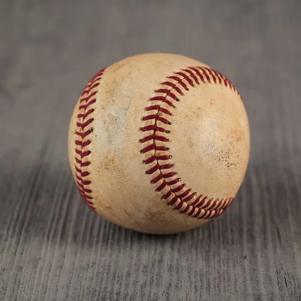 Versleten Honkbal op houten tafel, sport — Stockfoto