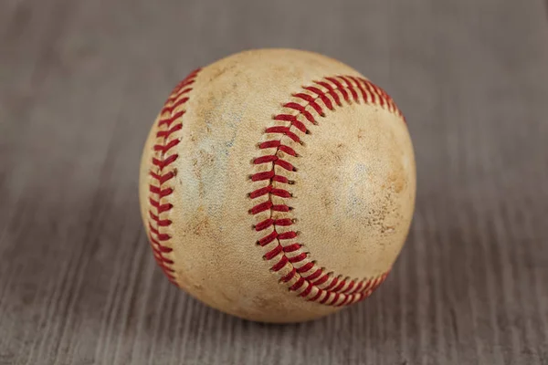 Opotřebované baseball na dřevěný stůl, sport — Stock fotografie